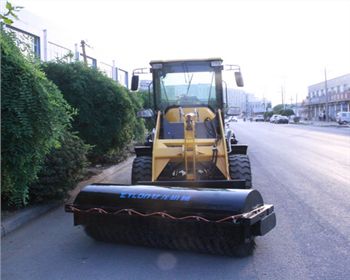 無塵清掃機廠家：億龍教你選購好的掃路車！